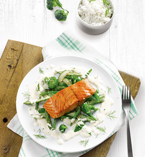 Gebratener Teriyaki Lachs auf grünem Gemüsesalat und Sauce Hollandaise ...