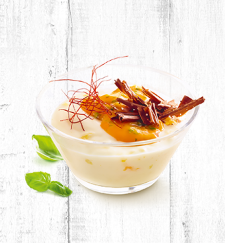 Buttermilch-Dessert mit Mango & Basilikum