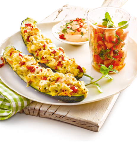 Gefüllte Zucchini "Bulgur-Gemüse" mit Tomatensalat & Minze-Koreander-Chili-Schmand