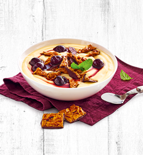 Vanilla-Pudding mit Amarenakirschen & Florentiner-Crunch
