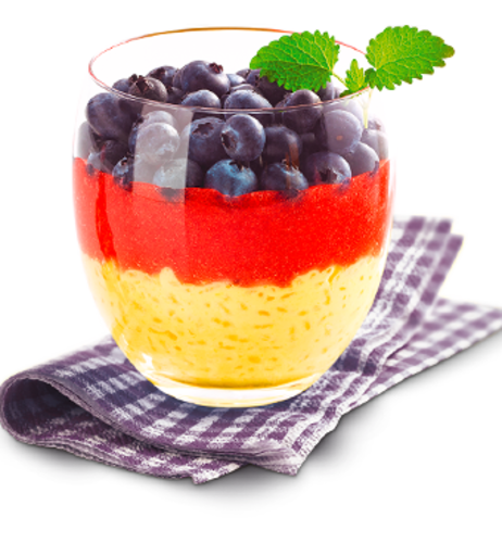 „Schwarz-Rot-Gold“-Pokal – Milchreis-Dessert mit Erdbeeren & Heidelbeeren