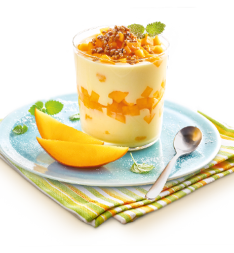 Mango-Buttermilch-Dessert mit Mandelkrokant