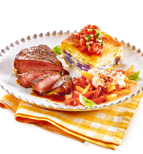 Bunter Kartoffelgratin mit Rinderhüftsteak & Tomaten-Koriander-Salsa