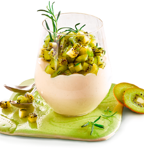 Exotischer Panna-Cotta-Pudding mit Kiwi-Rosmarin-Salat