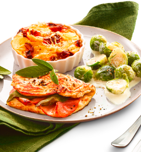 Puten-Saltimbocca mit Dattel-Nuss-Gratin & Rahm-Rosenkohl