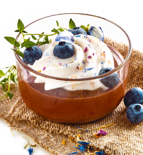 Frühlings-Schokopudding mit Blaubeeren & Wildblütensahne