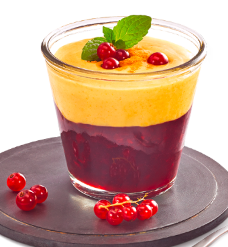 Rote Grütze mit Kurkuma-Vanilla-Sauce