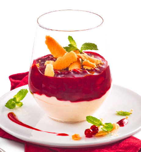Rote Grütze mit Panna Cotta & Hippen-Crunch