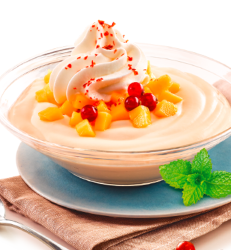 Pudding mit Sahne mit Mangowürfeln & Chilisahne