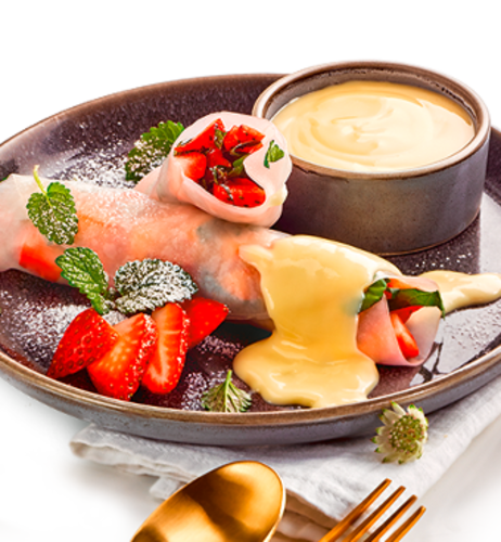 Erdbeer-Melissen-Rolle mit Vanillasauce
