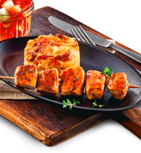 Maurische Hähnchenspieße mit würzigem Manchego-Kartoffelgratin & Paprika-Melonen-Salat
