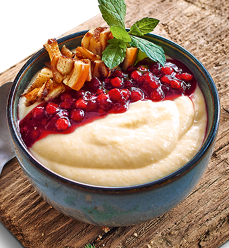 Warmer Wintergrießbrei mit Preiselbeeren & Zimtschecken-Crôutons