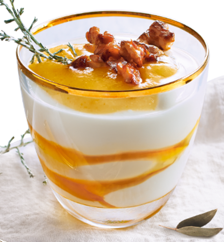 Joghurt-Honig-Liaison mit Birnen-Anis-Sauce & Karamell-Walnüssen