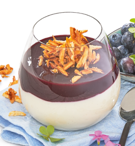 Panna-Cotta-Dessert "Keep Strong" mit Blaubeer-Aronia-Sauce & karamellisierten Mandeln