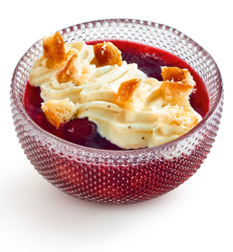 Autumn Attraction – Rote Grütze mit Tonka-Sahne & Butterkuchenwürfeln