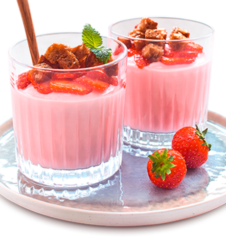Pretty Precious – Erdbeerdessert mit karamellisierten Vollkornbrot-Croûtons & frischen Erdbeeren