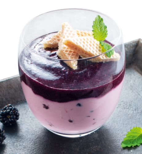 Blackberry Breeze – Waldfrucht-Fruchtdessert mit Brombeersauce & Waffel-Crunch