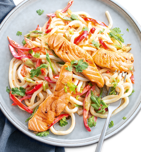 Noodles Salmon Creation – Udon Nudeln mit Yuzu-Chili-Hollandaise, Spitzpaprika & Lauchzwiebeln