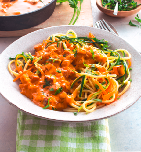 Spaghetti mit Gemüsestreifen & veganer Carbonarasauce
