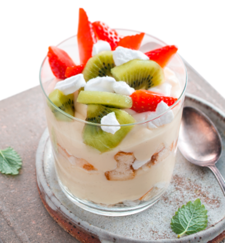 Neuseeland – Pavlova-Tart-Dessert im Glas mit Panna-Cotta-Pudding, Erdbeere & Kiwi