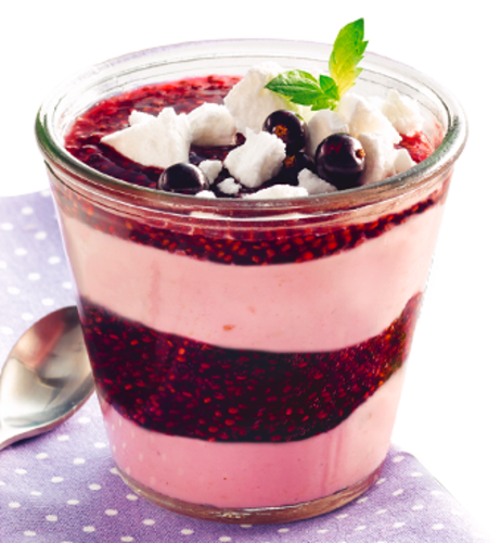 Mascarpone-Creme-Komposition mit Johannisbeer-Chia-Zimt-Grütze
