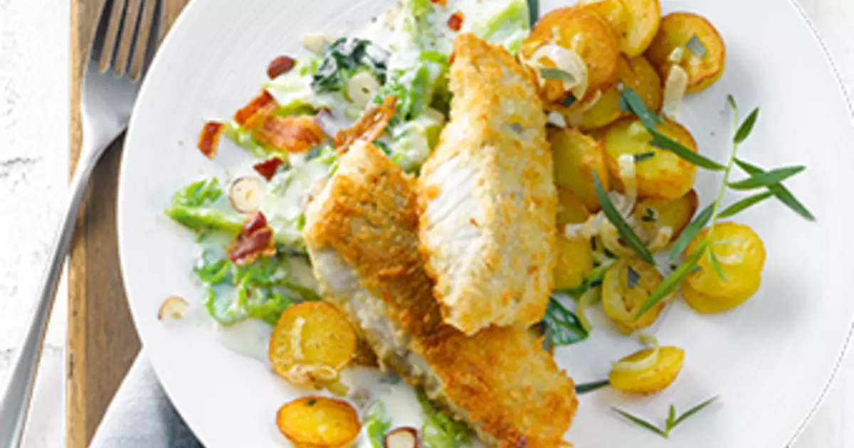 Pannfisch in Knusperpanade mit Fruchtsenf-Sauce, Bratkartoffeln und ...