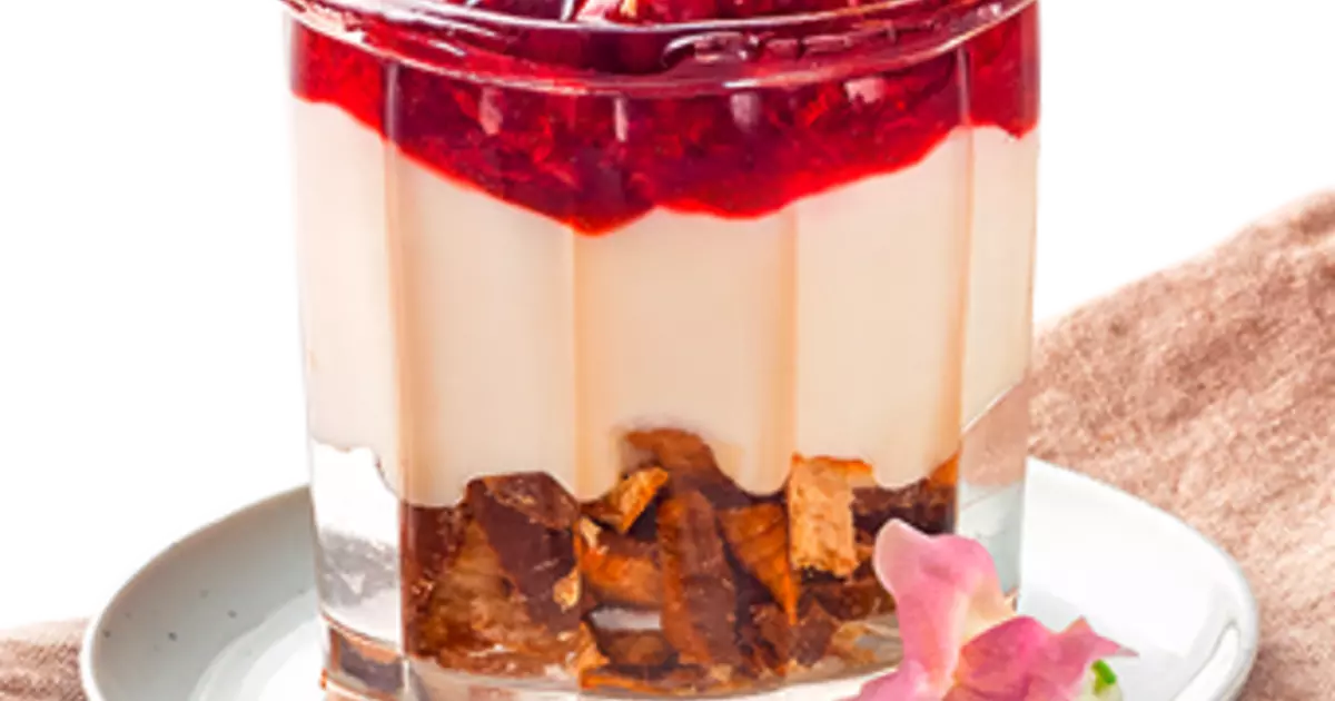 Rote-Grütze-Cheesecake-Trifle mit Schoko-Butterkeks-Crunch | frischli ...